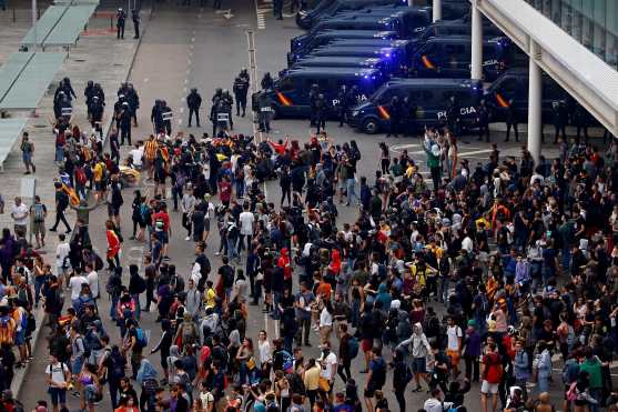 Tras varias concentraciones y marchas de carácter pacífico durante la mañana en distintos puntos de Barcelona, cientos de personas se dirigieron al aeropuerto de la ciudad, donde se reunieron en la zona que conecta el aparcamiento con la terminal 1. (Foto Prensa Libre: EFE)

