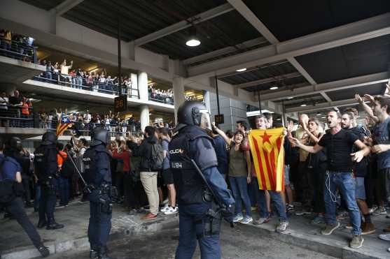 Las protestas también obligaron a cortar parcialmente la circulación en algunas estaciones ferroviarias de la ciudad. (Foto Prensa Libre: EFE)