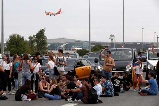 Centenares de personas llegaron caminando a las inmediaciones del Aeropuerto de El Prat. (Foto Prensa Libre: EFE)
