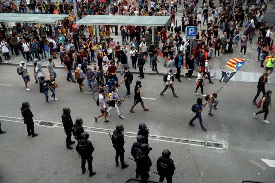 Tras varias concentraciones y marchas de carácter pacífico en distintos puntos de Barcelona, cientos de personas se dirigieron al aeropuerto de la ciudad, obstaculizando el acceso por carretera. (Foto Prensa Libre: EFE)