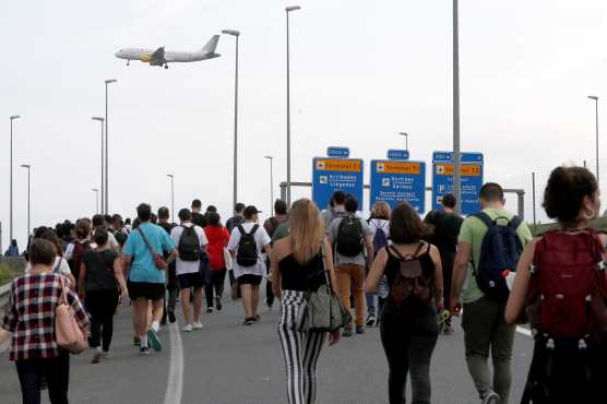 Las concentraciones causaron retrasos y atascos en las carreteras que llevan al aeropuerto. (Foto  Prensa Libre: EFE)