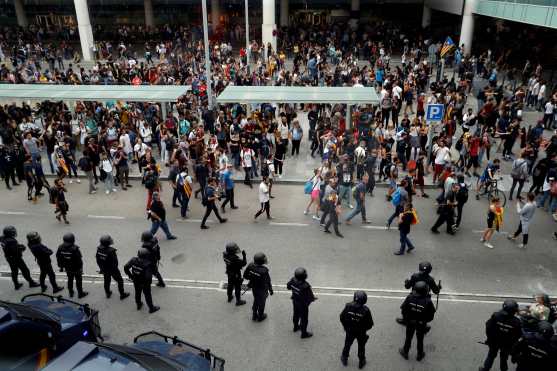 Las protestas obligaron a cortar parcialmente la circulación de trenes hacia el aeropuerto en algunas estaciones ferroviarias de Barcelona.  (Foto Prensa  Libre: EFE)