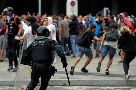 Trece personas resultaron heridas,  todas ellas de carácter leve, dentro de las concentraciones de protesta en la región de Cataluña contra la sentencia del Tribunal Supremo español contra nueve líderes independentistas catalanes. (Foto Prensa Libre: EFE)
