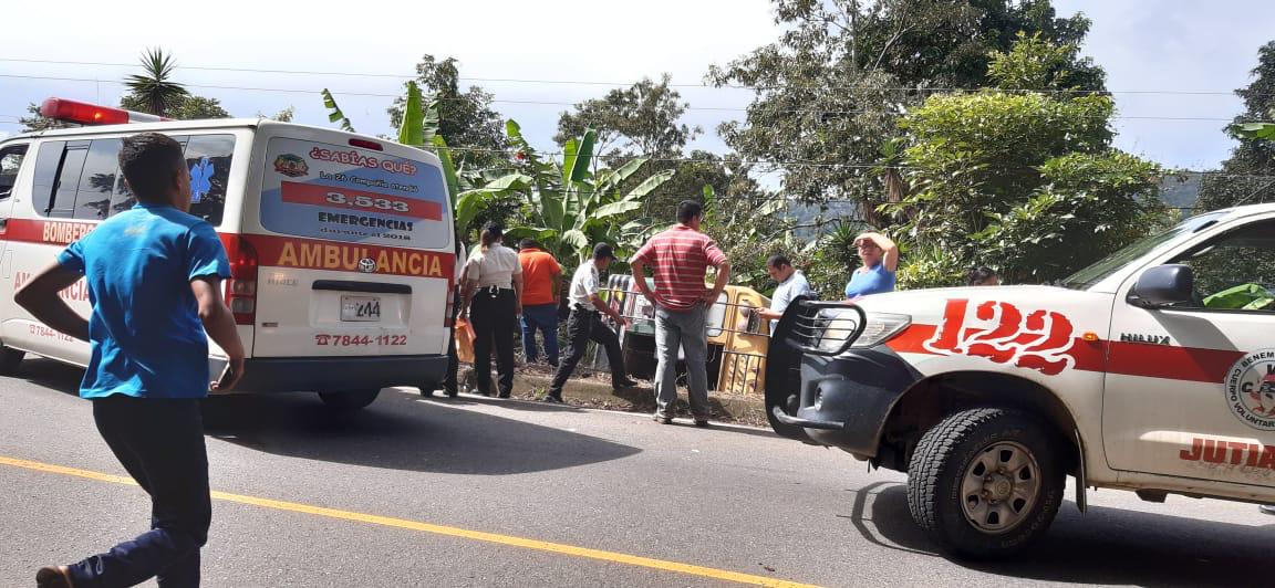 El bus de la línea de transportes Jalapaneca quedó volcado tras el accidente. (Foto Prensa Libre: Bomberos Voluntarios)