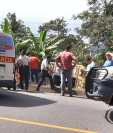 El bus de la línea de transportes Jalapaneca quedó volcado tras el accidente. (Foto Prensa Libre: Bomberos Voluntarios)