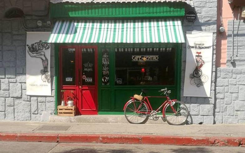 Café del Centro también alberga piezas de varios artistas guatemaltecos.