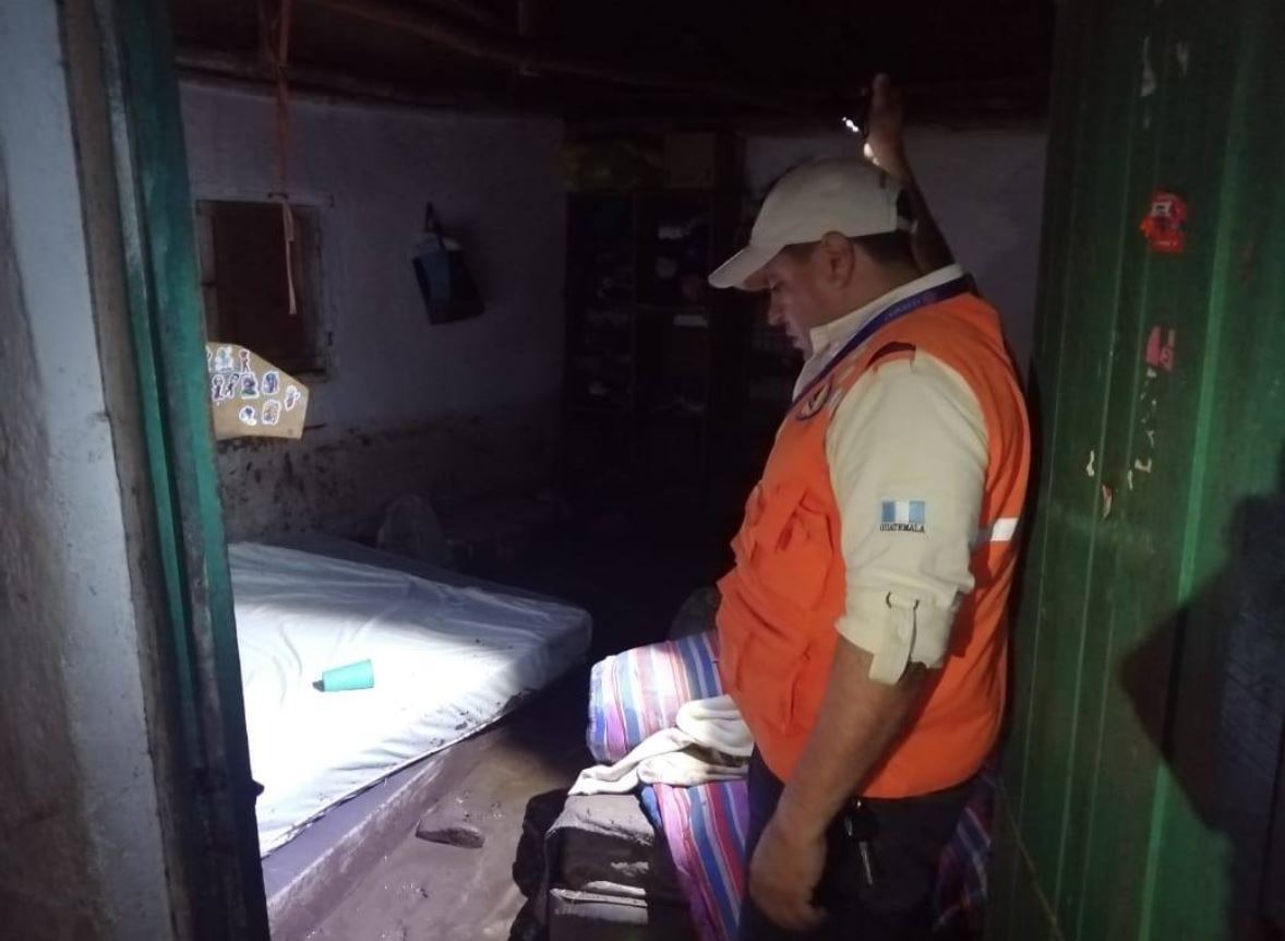 Una vivienda quedó con el lodo hasta la altura de la cama. (Foto Prensa Libre: Noticias de Gualán)