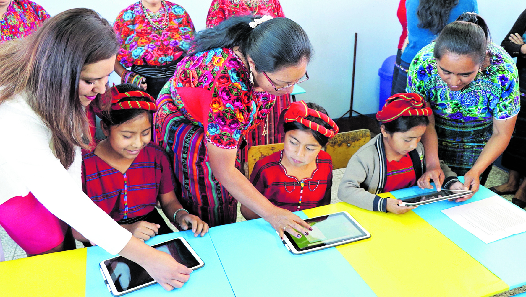 Los docentes serán capacitados en temas de tecnología y uso de internet. (Foto Prensa Libre: Hemeroteca PL)