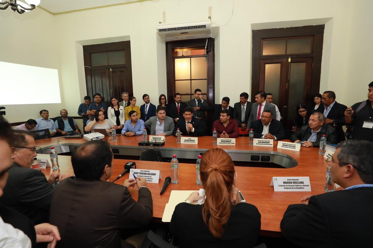 Jefes ediles de siete municipios se reúnen con diputados de la Comisión de Finanzas. (Foto Prensa Libre: Twitter Ricardo Quiñónez)