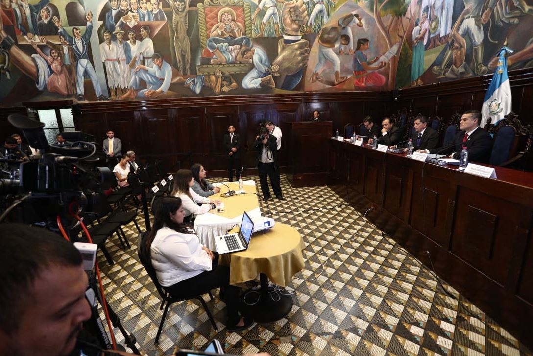 Los diputados escuchan a las personas que quieren señalar acciones de la Cicig. (Foto Prensa Libre: Carlos Hernández)