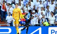 Real Madrid's Belgian goalkeeper Thibaut Courtois (L) reacts after Club Brugge's Nigerian forward Emmanuel Bonaventure scored a second goal during the UEFA Champions league Group A football match between Real Madrid and Club Brugge at the Santiago Bernabeu stadium in Madrid on October 1, 2019. (Photo by OSCAR DEL POZO / AFP)