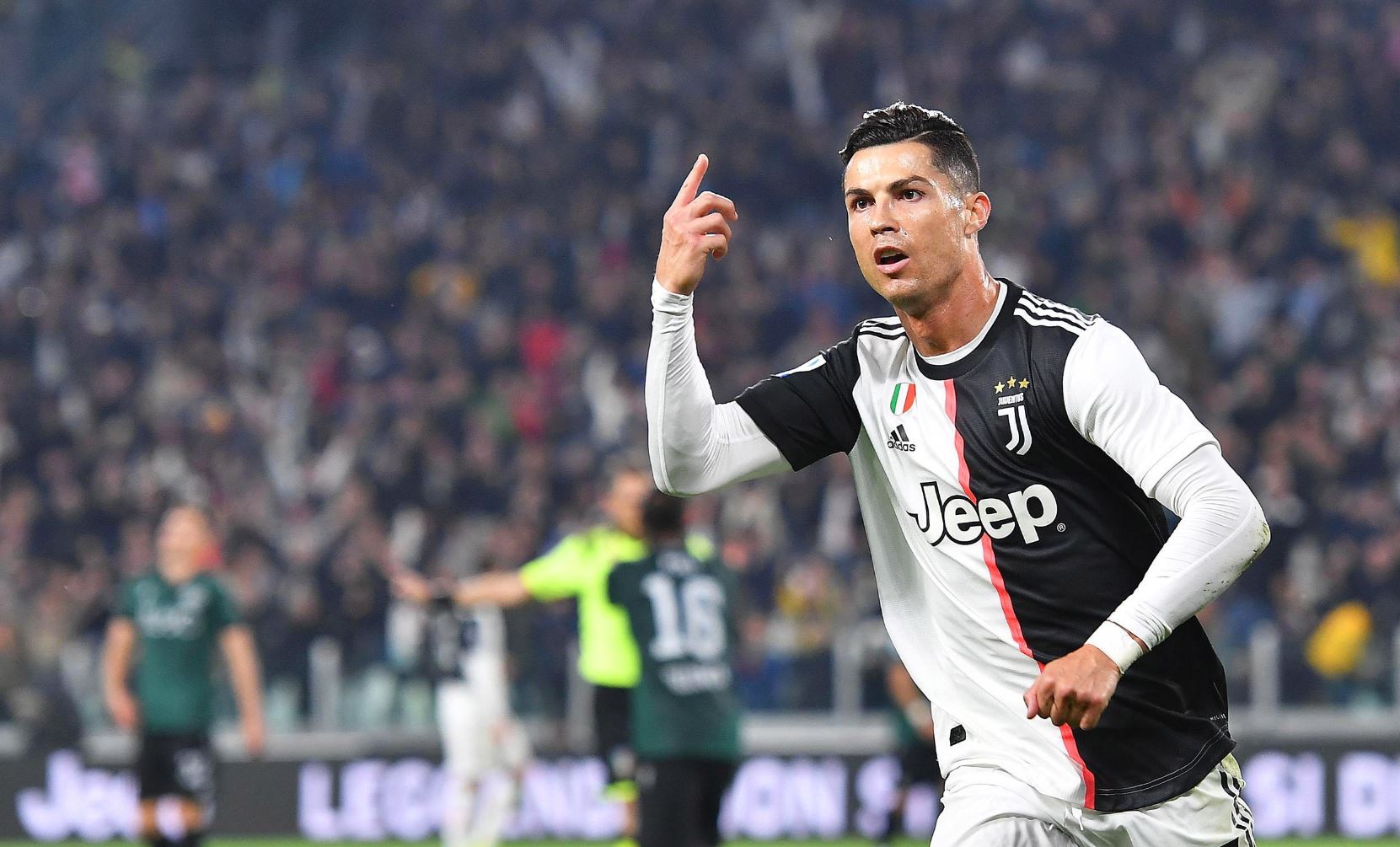 Cristiano Ronaldo festeja después de haber marcado un gol para la Juventus contra el Bolonia. (Foto Prensa Libre: EFE).