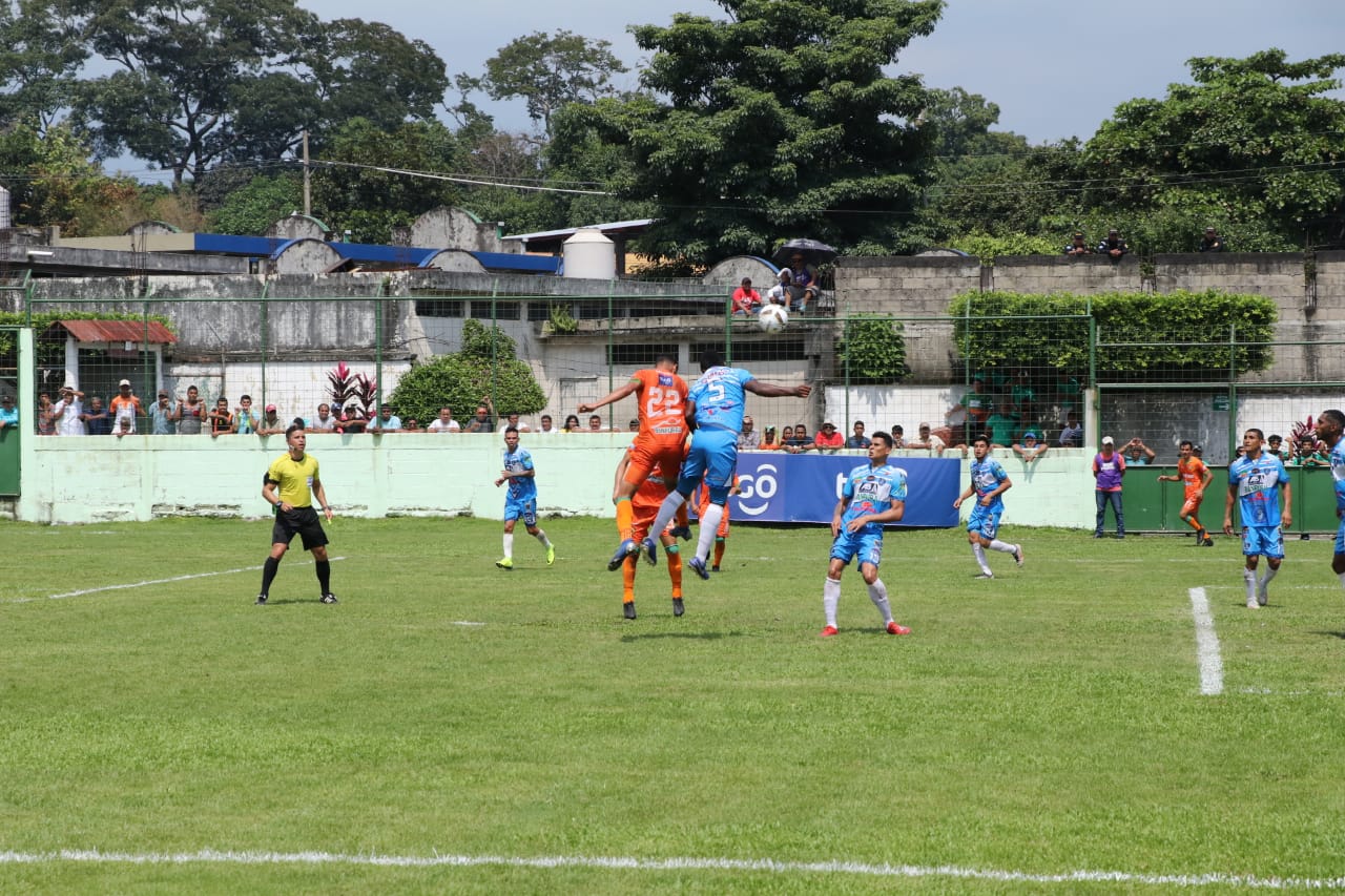 Acción durante el partido entre Siquinalá y Santa Lucía Cotz. (Foto Prensa Libre: Carlos Paredes)