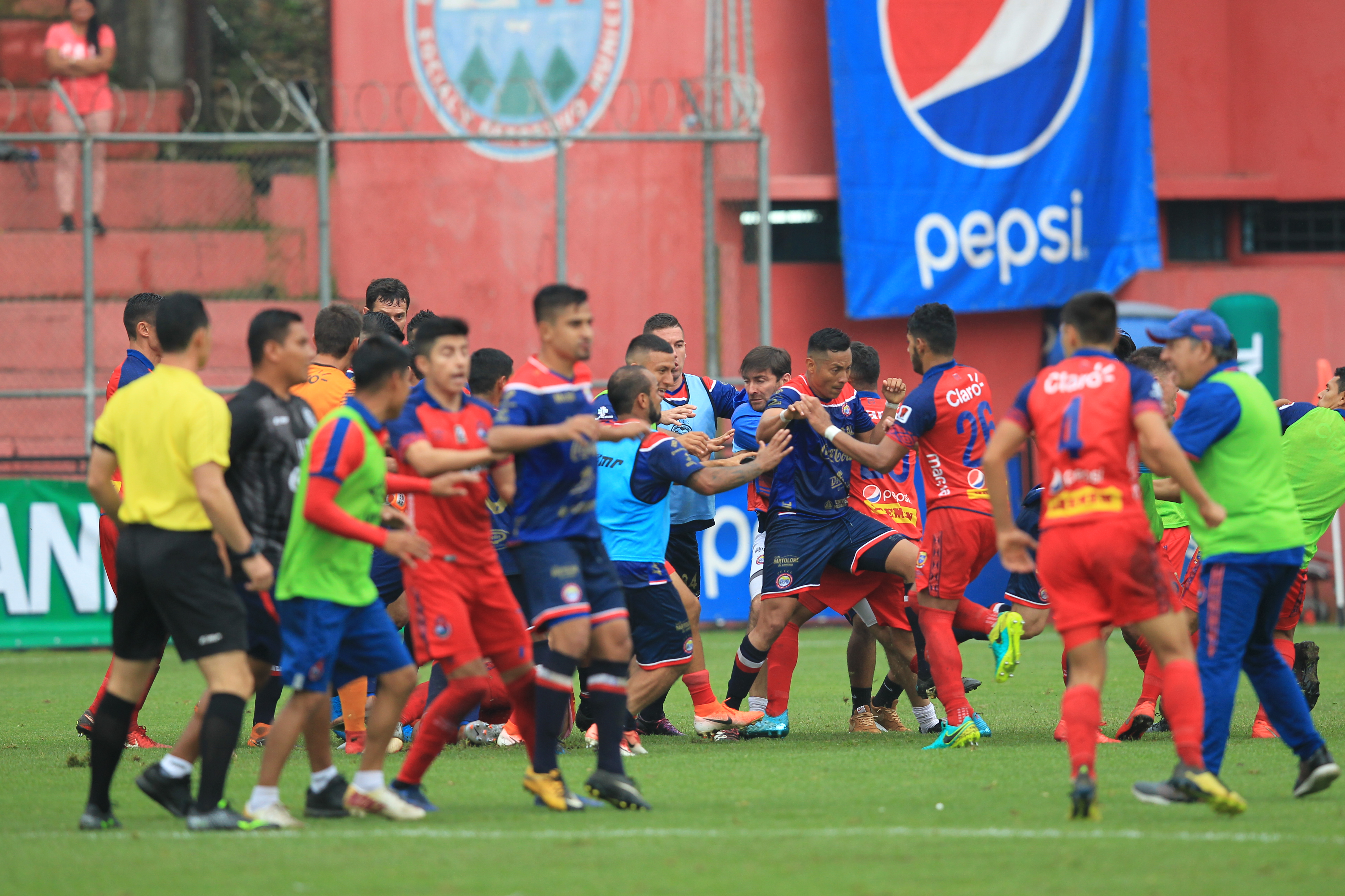 El pleito entre rojos y altenses detuvo el partido durante nueve minutos. (Foto Prensa Libre: Norvin Mendoza) 