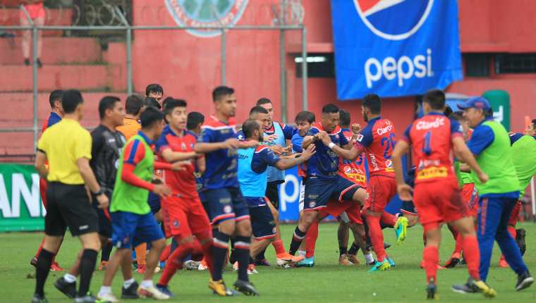 El pleito entre rojos y altenses detuvo el partido durante nueve minutos. (Foto Prensa Libre: Norvin Mendoza) 