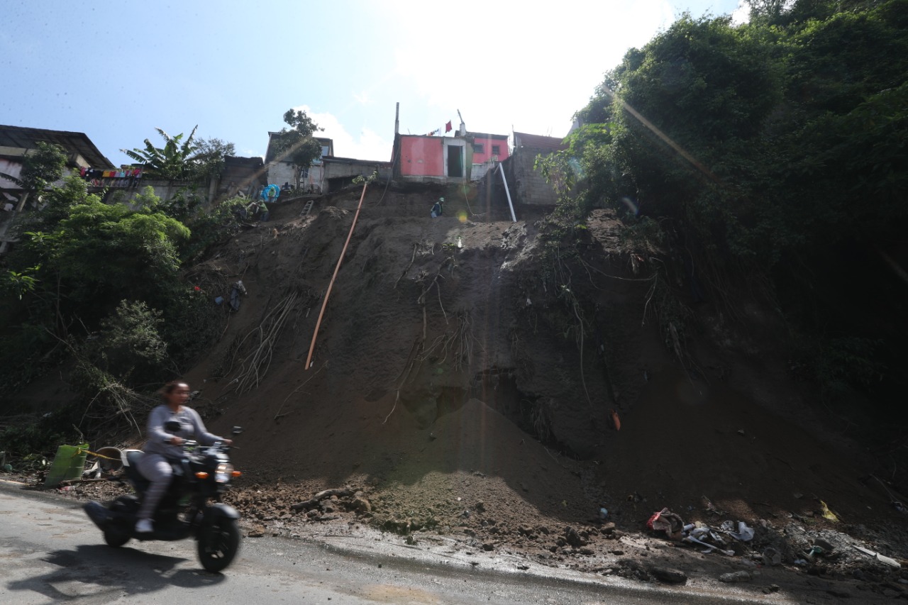Conred evalúa si es necesario hacer más evacuaciones en el área del derrumbe.(Foto Prensa Libre: Óscar Rivas)