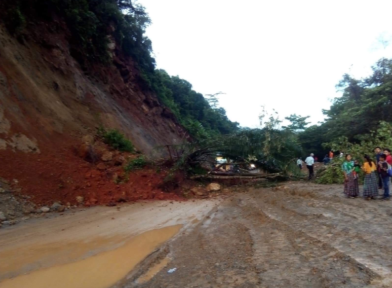 Un derrumbe bloqueó el paso en la ruta del Polochic, entre Tucurú y Santa Catalina La Tinta, Alta Verapaz, debido a la lluvia de las últimas horas. (Foto Prensa Libre: Eduardo Sam Chun)
