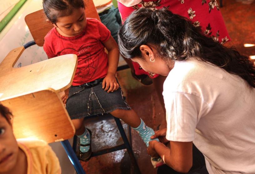 Muchos niños son beneficiados con zapatos por la campaña Dona Tus Zapatos). 