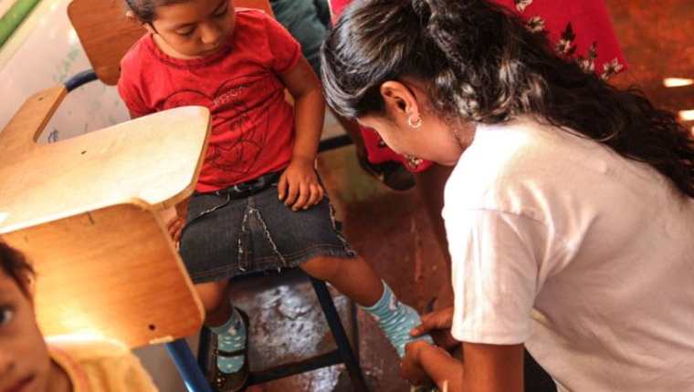 Muchos niños son beneficiados con zapatos por la campaña Dona Tus Zapatos). 