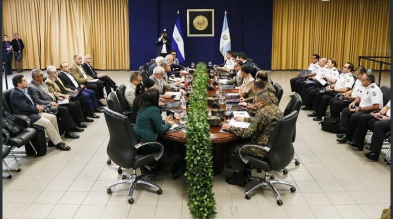 Reunión de funcionarios salvadoreños y guatemaltecos en San Salvador. (Foto: Ministerio de Justicia y Seguridad salvadoreño/La Prensa Gráfica)