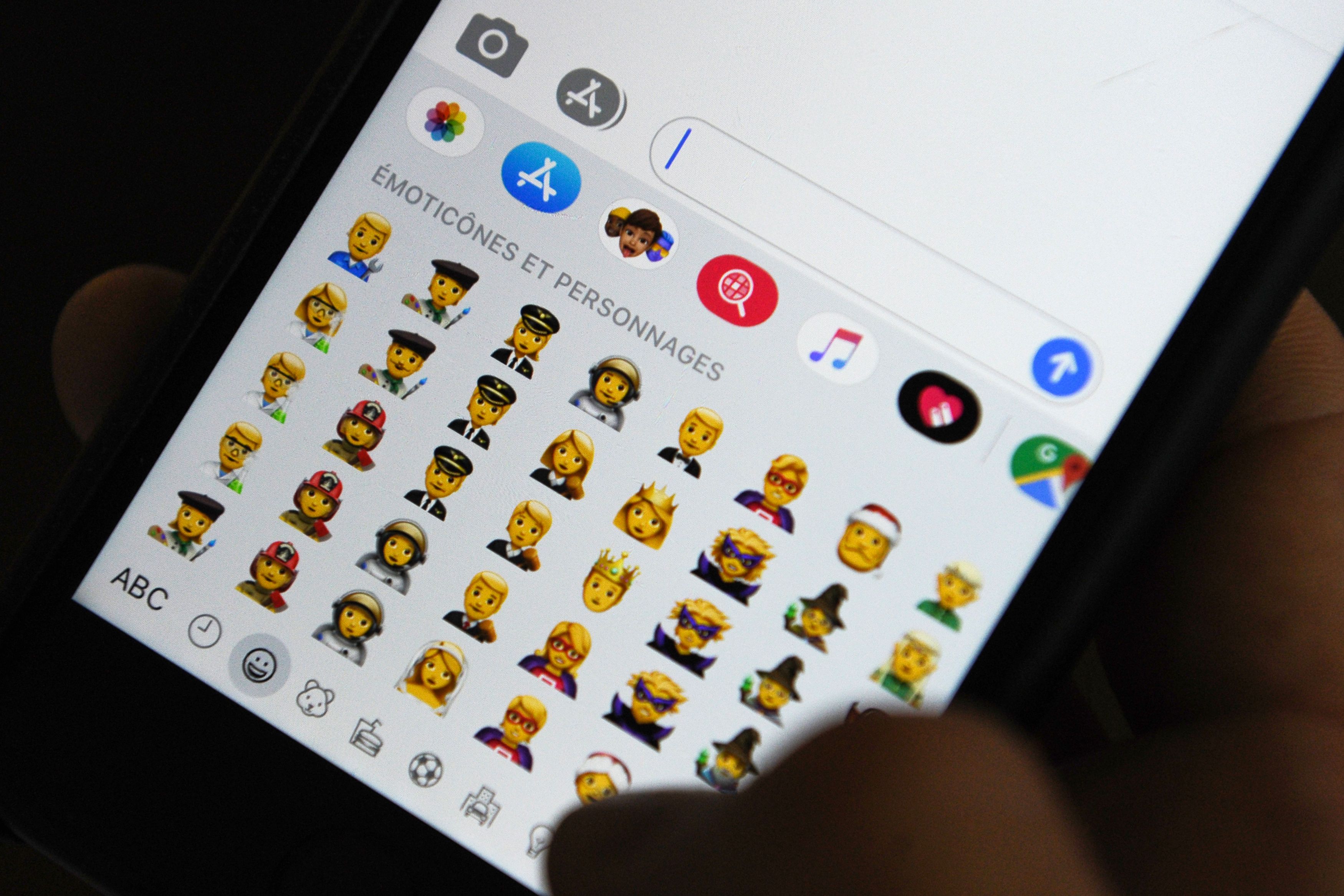 Apple presenta emojis no binarios con un nuevo conjunto de caras inclusivas. (Foto Prensa Libre: AFP)