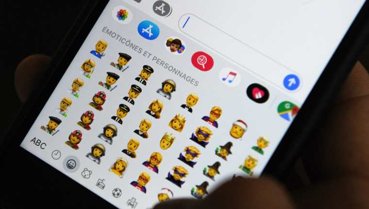 Apple presenta emojis no binarios con un nuevo conjunto de caras inclusivas. (Foto Prensa Libre: AFP)
