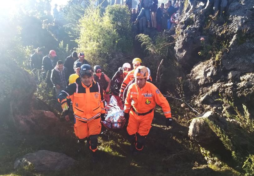Bomberos Voluntarios localizan el cuerpo de Asbil López, de 16 años, que fue arrastrado por un río en Huehuetenango. (Foto Prensa Libre: Mike Castillo) 