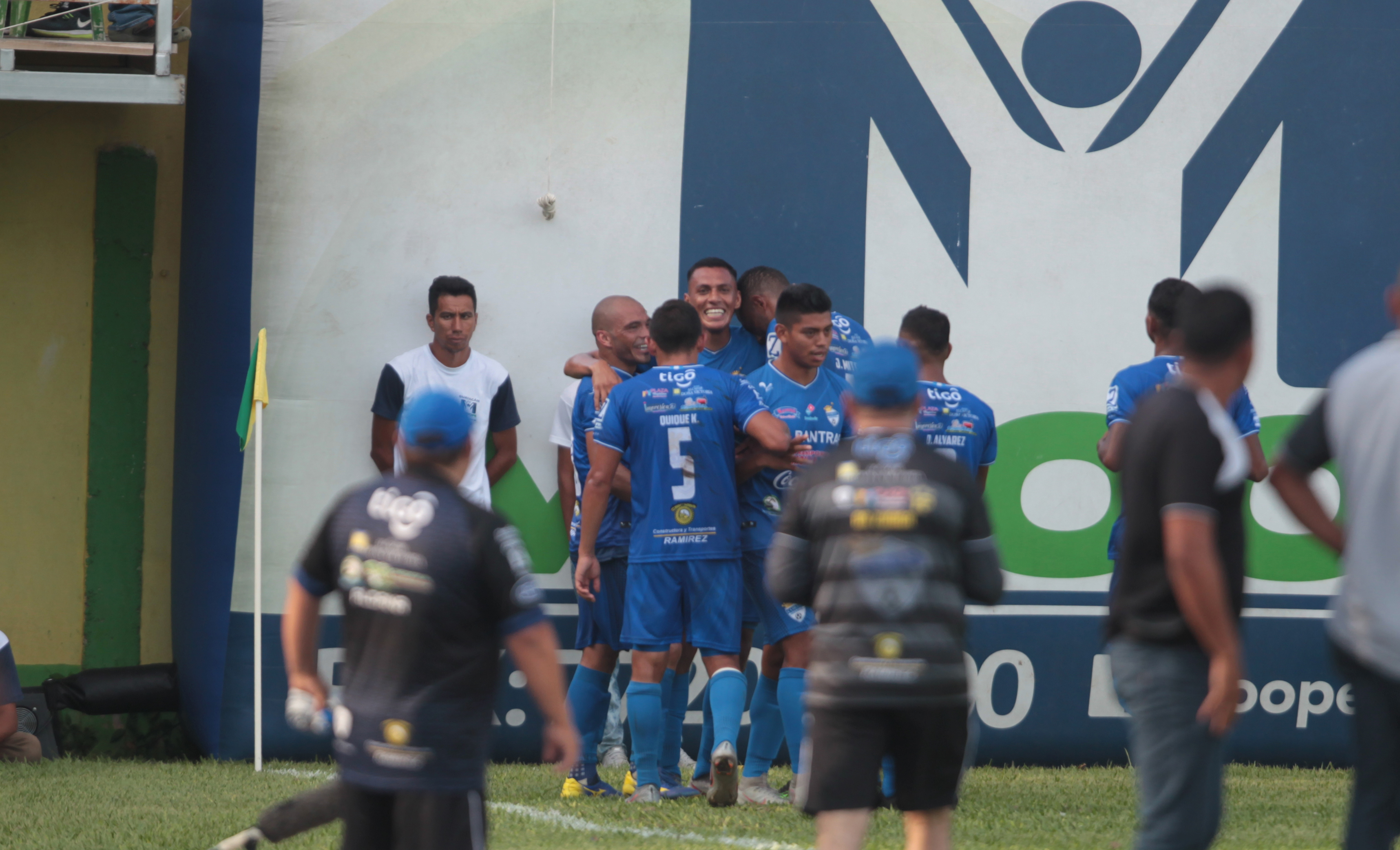 Así celebraron los jugadores de Cobán en la cancha de Guastatoya. (Foto Prensa Libre: Norvin Mendoza)