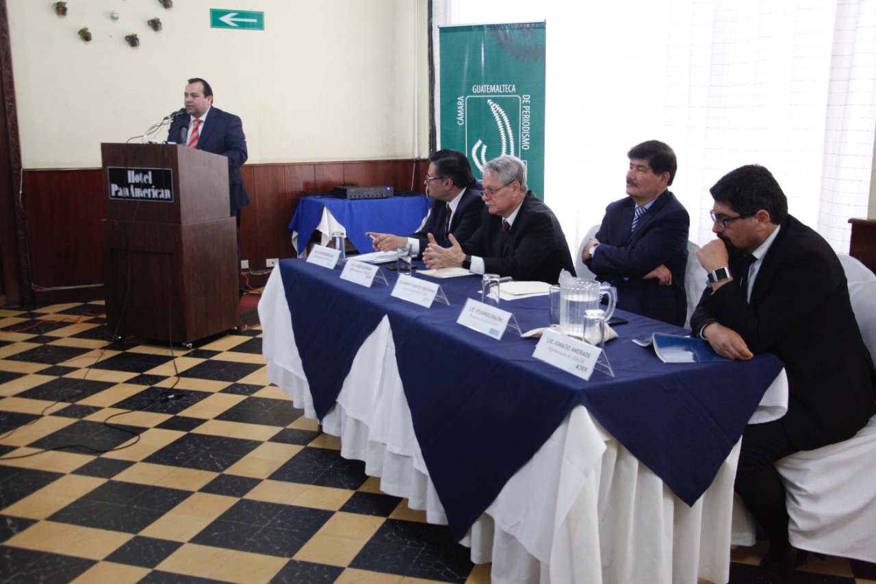 Expertos disertaron sobre la ilegalidad que habría si los magistrados actuales de la Corte Suprema de Justicia y cortes de Apelaciones siguen en sus cargos a partir del domingo. (Foto Prensa Libre: Noé Medina)