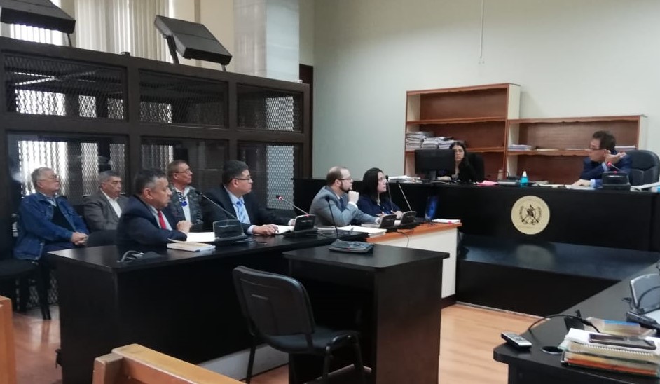 Los implicados en el caso de genocidio -atrás- durante el gobierno de Romeo Lucas García escuchan al juez Miguel Ángel Gálvez. (Foto Prensa Libre: Edwin Pitán) 