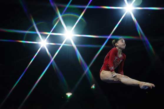 La china Li Shijia se presentó con su equipo. Sin embargo, Estados Unidos ganó la medalla de oro, Rusia la plata e Italia el bronce. (Foto Prensa Libre: AFP)