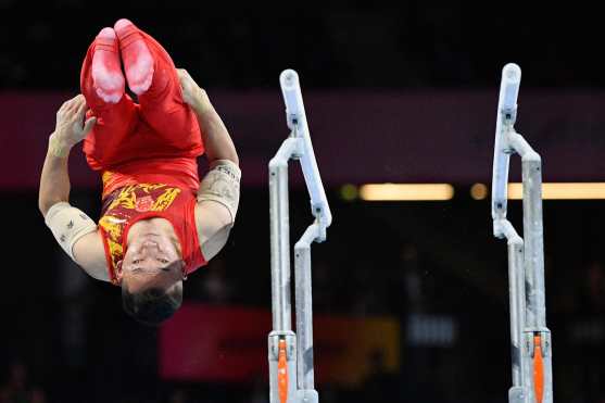 El chino Xiao Ruoteng durante la final del equipo masculino en las barras paralelas. (Foto Prensa Libre: AFP)