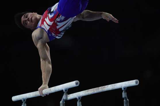 El ruso Artur Dalaloyan cautivó durante la final y ayudó a su equipo en las barras paralelas. Rusia ganó la medalla de oro, China la plata y Japón el bronce. (Foto Prensa Libre: AFP)