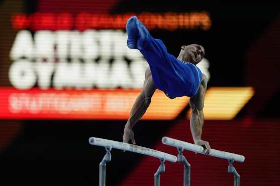 Petro Pakhniuk de Ucrania actúa en las barras paralelas durante la final masculina. (Foto Prensa Libre: AFP)