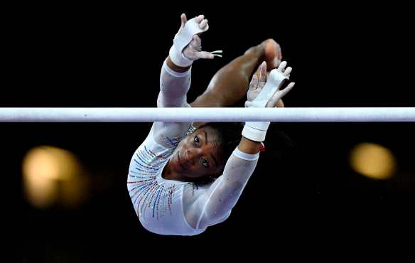 Simone Biles, de EE. UU., fue una de las atletas más mencionadas durante la final femenina en barras asimétricas. (Foto Prensa Libre: AFP)