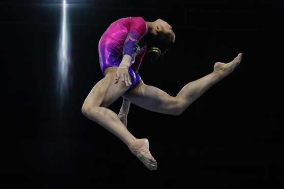 La rutina de la rusa Angelina Melnikova en la viga de equilibrio, sorprendió a los espectadores. (Foto Prensa Libre: AFP)