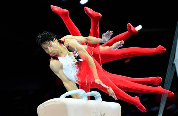 La imagen de exposición múltiple muestra a Kazuma Kaya de Japón actuando en el salto de caballo durante la final masculina. (Foto Prensa Libre: AFP)