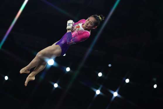 En esa final femenina, Tang Xijing de China, demostró su elasticidad. (Foto Prensa Libre: AFP)