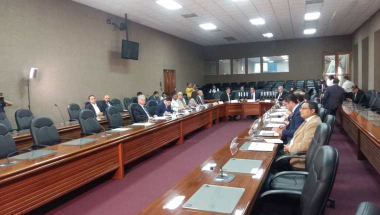 Segeplan entrega información de ministerios y secretarias al vicepresidente electo Guillermo Castillo. (Foto Prensa Libre: Nimsi Rosales)
