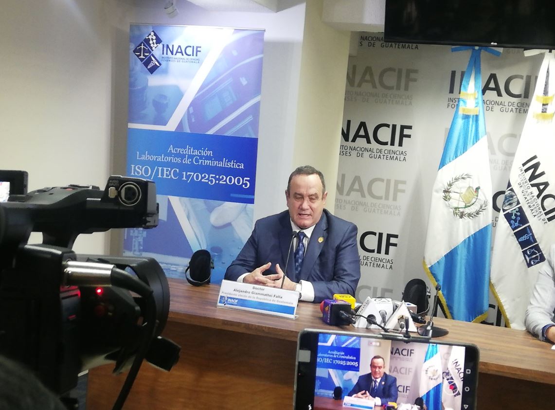 El presidente electo Alejandro Giammattei en conferencia de prensa. (Foto Prensa Libre: Andrea Orozco)