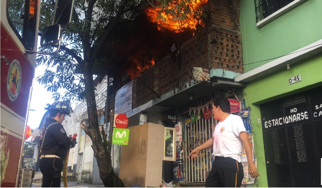 El fuego consumió varios muebles del lugar. (Foto Prensa Libre: Bomberos Voluntarios)