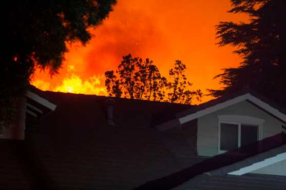 Las llamas del incendio de Saddleridge se acercan a varias casas en la sección de Porter Ranch de Los Ángeles, California. (Foto Prensa Libre: AFP)