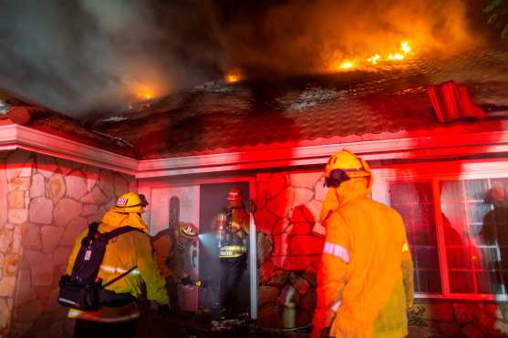 Debido al incendio, autoridades evacuaron más de 12 mil viviendas. (Foto Prensa Libre: AFP)