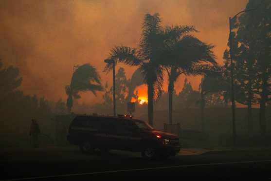 Gran parte de California se encuentra en alerta máxima por importantes incendios, incluidas zonas alrededor de Los Ángeles donde decenas de miles de personas fueron evacuadas. (Foto Prensa Libre: EFE)