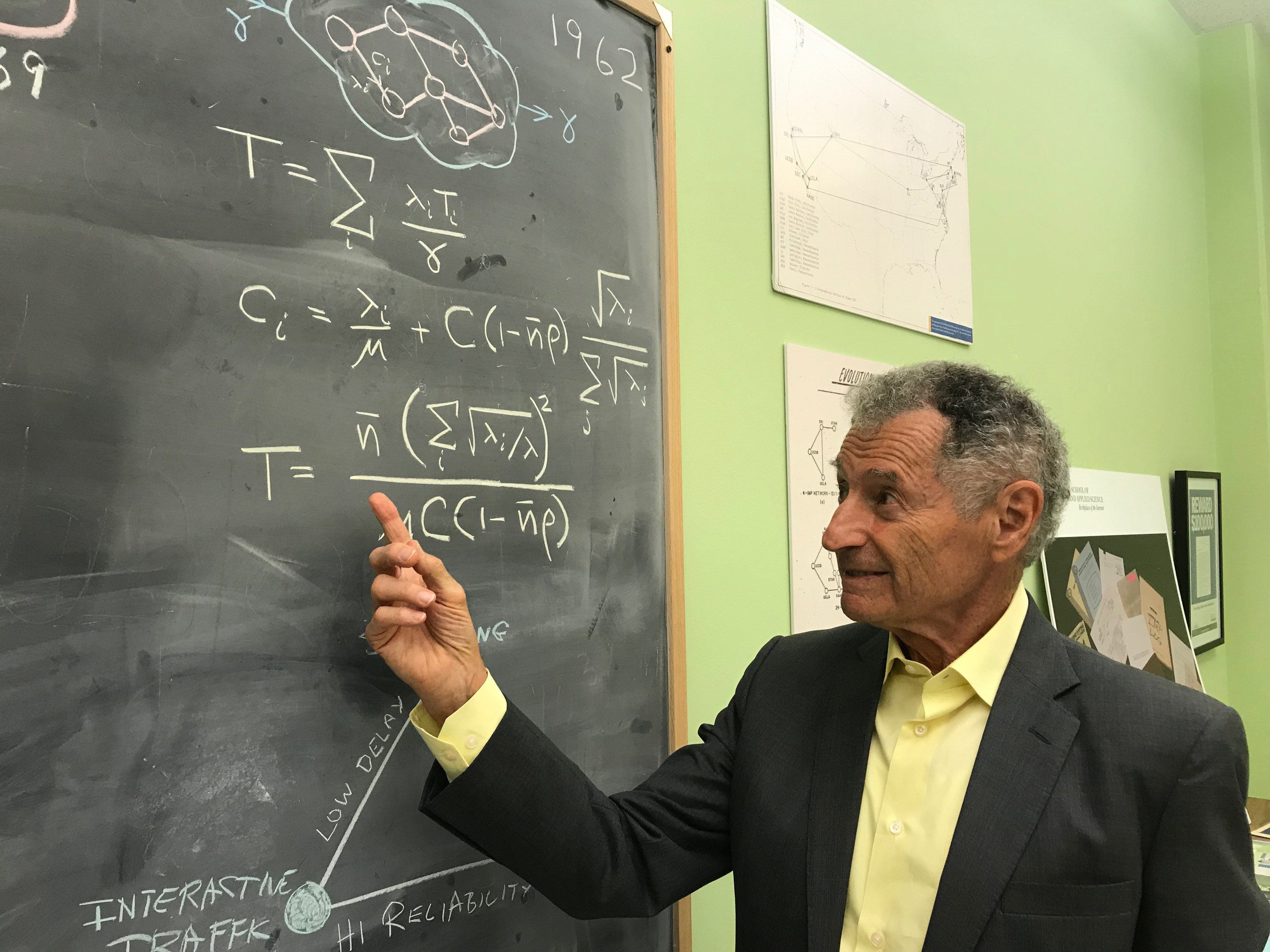 El científico Leonard Kleinrock mientras explica una de las fórmulas matemáticas, en su laboratorio en la Universidad de California Los Ángeles UCLA, California, EE. UU. (Foto Prensa Libre: EFE)
