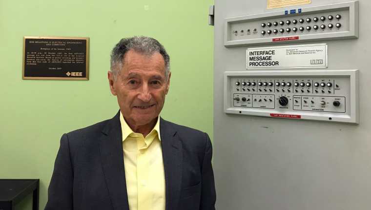 Leonard Kleinrock posa junto al Interface Message Processor (IMP), la máquina que hace 50 años permitió lograr el envío del primer mensaje vía red. (Foto Prensa Libre: EFE)
