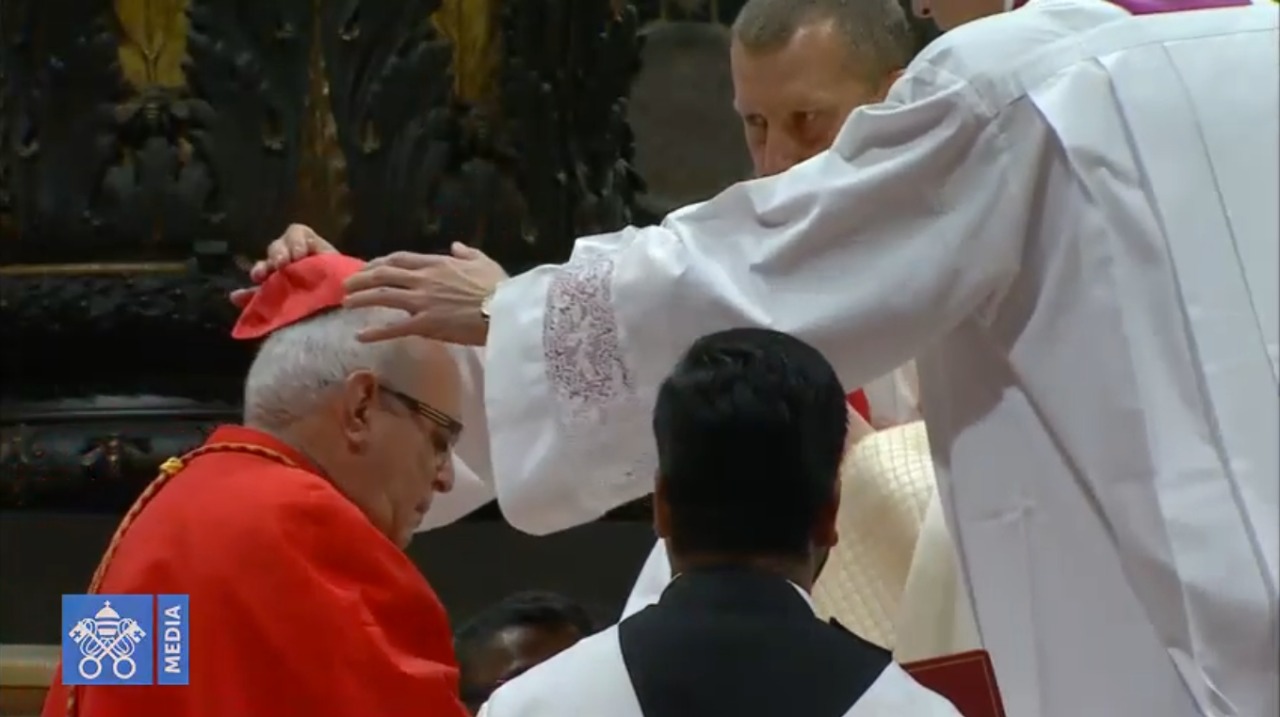 El papa Francisco inviste al cardenal guatemalteco Álvaro Ramazzini. (Foto Prensa Libre: YouTube)