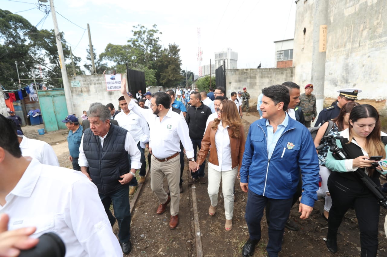 El presidente Jimmy Morales y el alcalde de la capital, Ricardo Quiñónez, durante el recorrido por las vías del tren en la estación central de Fegua, en la zona 1. (Foto Prensa Libre: Érick Ávila)