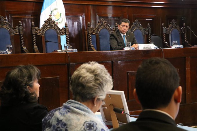 El diputado Juan Ramón Lau inicia la sesión donde las hijas del coronel Gordillo exponen su caso. (Foto Prensa Libre: Congreso de la República)
