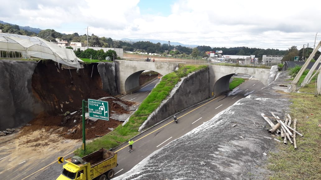 Un nuevo derrumbe dejó inhabilitados los carriles hacia la capital en el libramiento de Chimaltenango. (Foto Prensa Libre: Víctor Chamalé)
